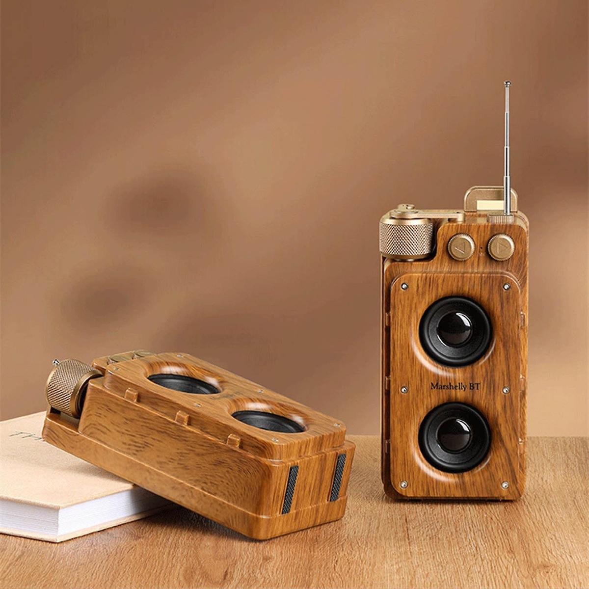невеликий портативний ретро старовинний дерев'яний радіо